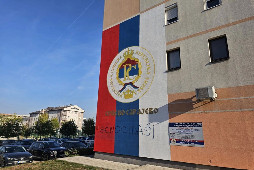 Lisice na ruke: Uhapšen Sarajlija zbog oštećenja murala srpske trobojke u Istočnom Sarajevu