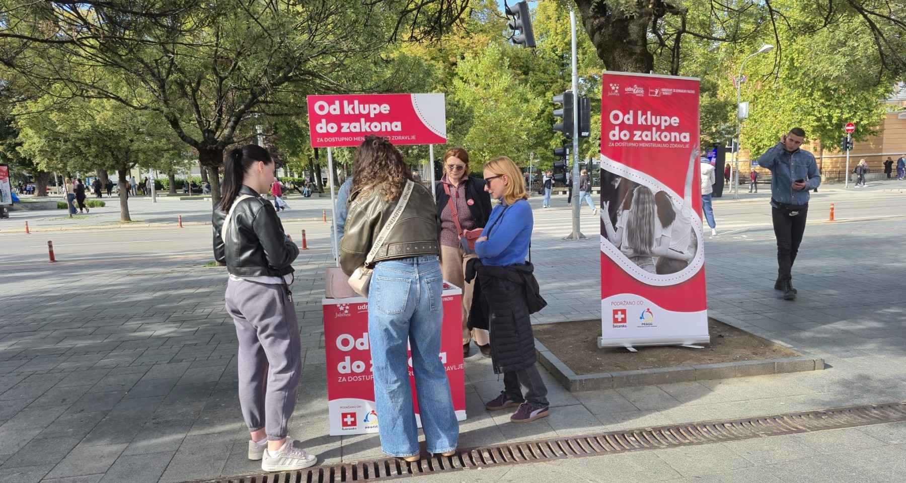 Podrška sa Trga Krajine: Pokrenuta inicijativa da menstrualni proizvodi u školama budu besplatni FOTO