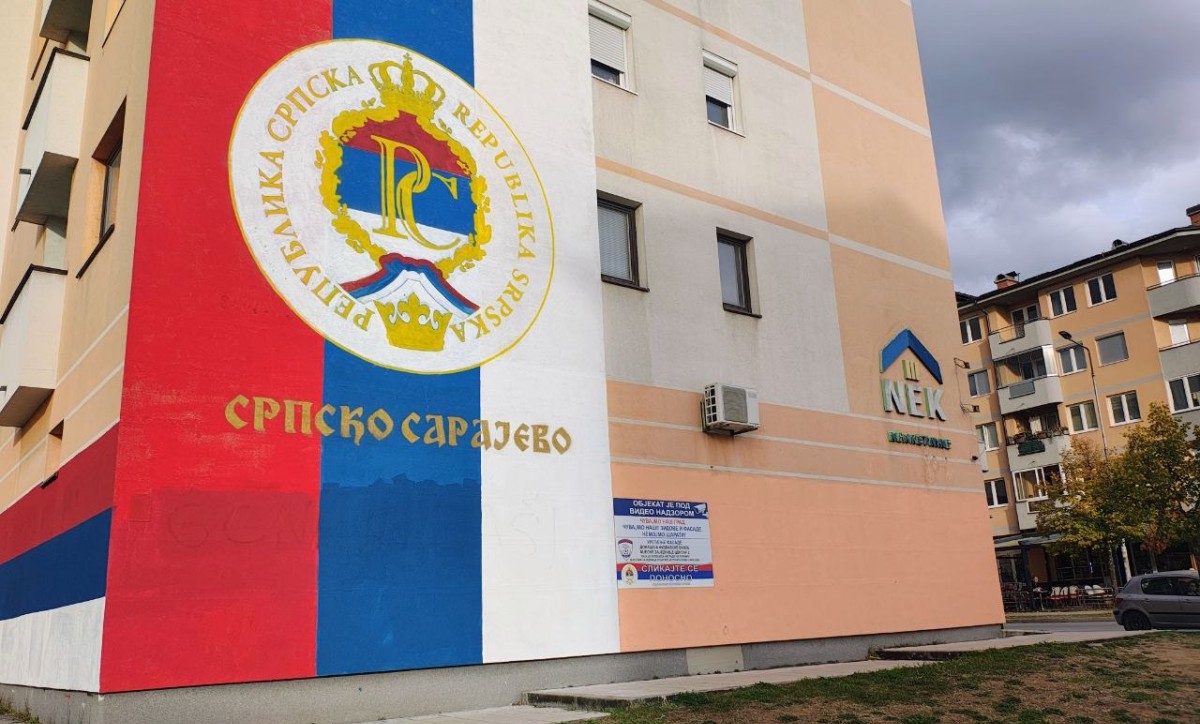 Uklonjen uvredljivi natpis sa srpske trobojke: Mural na stambenoj zgradi očišćen