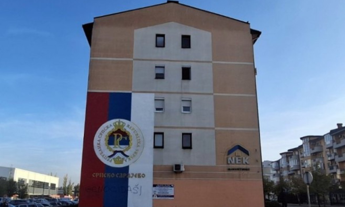 Uvreda srpskom narodu! Na trobojci u Istočnom Sarajevu ispisano “genocidaši” FOTO