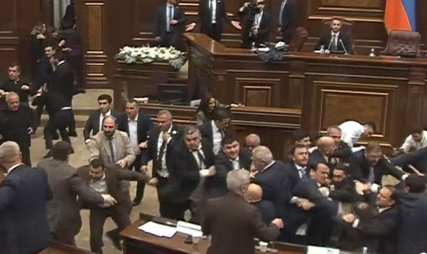 Haos u parlamentu: Letjele šake i stolice, zastupnik izašao krvavog nosa VIDEO