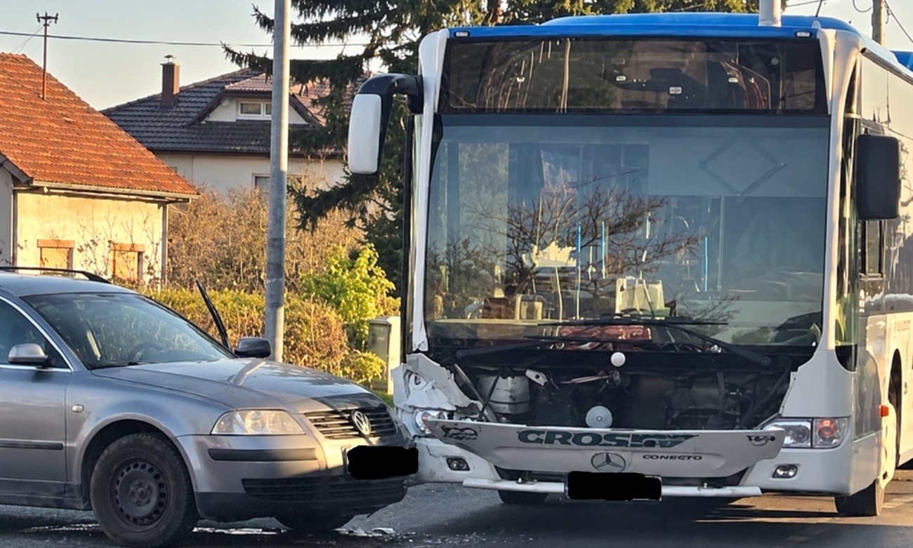 Saobraćajka kod bazena: Sudarili se autobus i pasat