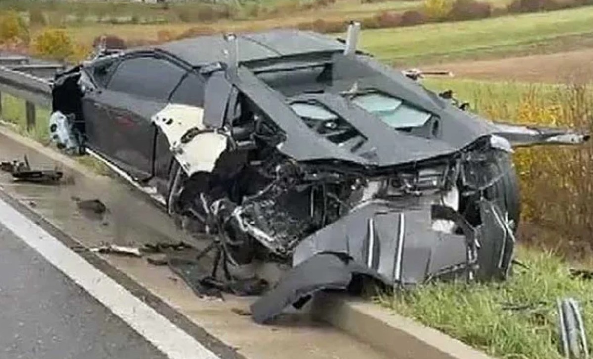 Udes na auto-putu! Skupocjeni “lambordžini” potpuno uništen, sumnja se na trku s “ferarijem”