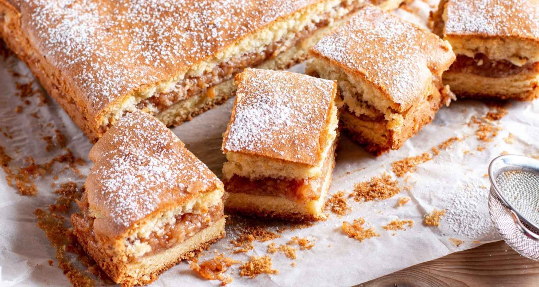 Mjerite na čašu od jogurta, vaga vam ne treba: Ovako se pravi najsočnija lijena pita od jabuka