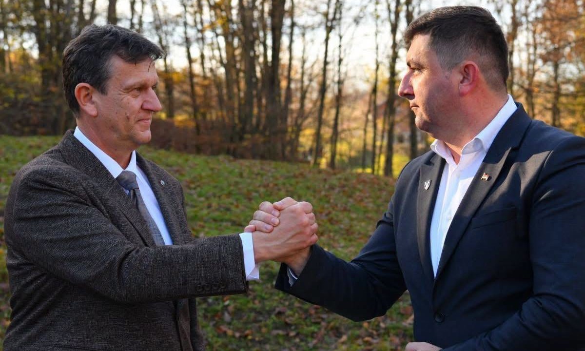 Blanuši uputili oštre poruke: Četiri odbornika SDS-a stala uz Petrovića FOTO