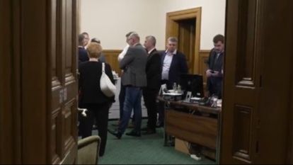 Uhapšena dvojica bivših Orbanovih ministara zbog sumnje na korupciju: Jedan se s porodicom zabarikadirao u parlamentu