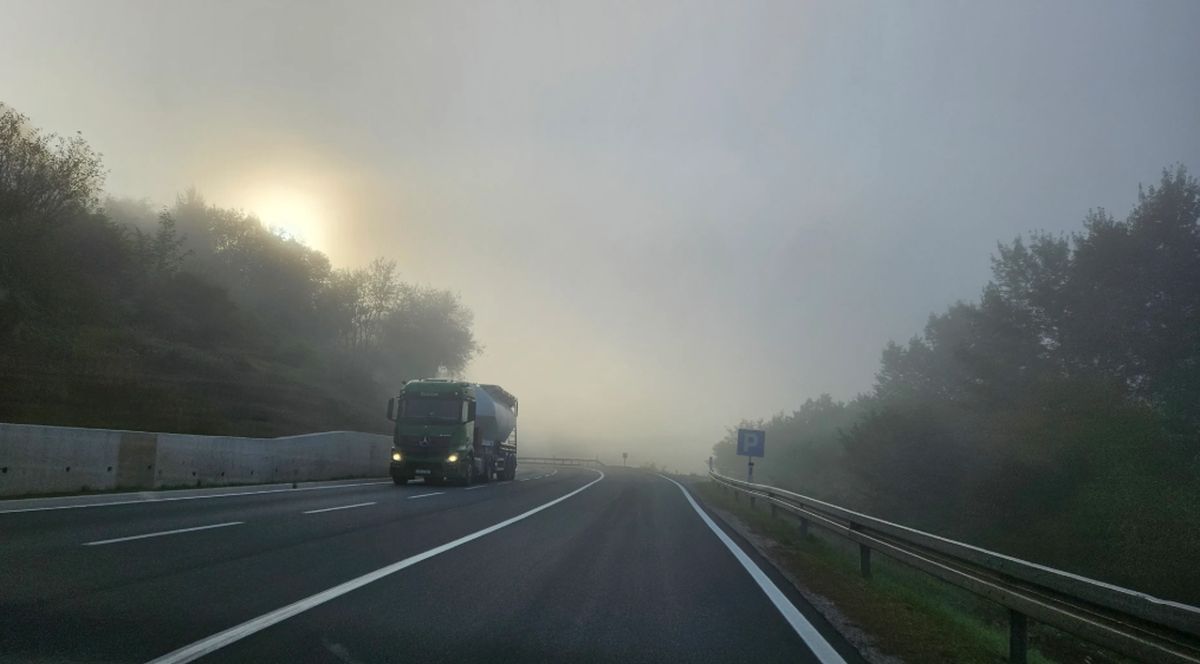 AMS RS upozorava vozače: Vozite sporije, magla smanjuje vidljivost, odroni vrebaju