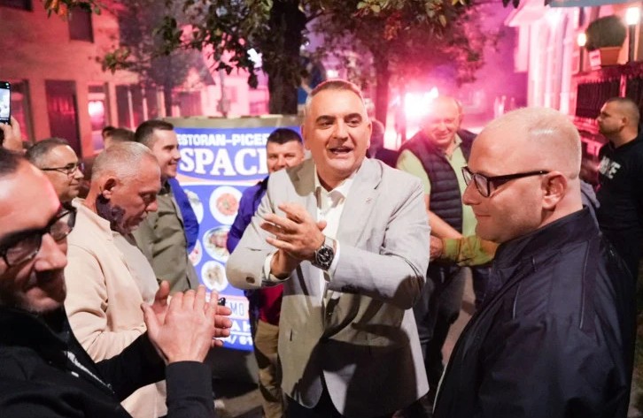 Minić u Šamcu dočekan uz pjesmu i vatromet: Hvala do neba VIDEO