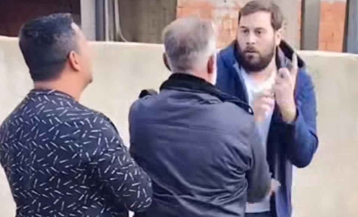 Hitna na biračkom mjestu! Dvoje novinara povrijeđeno, napadači ih gađali kamenicama VIDEO