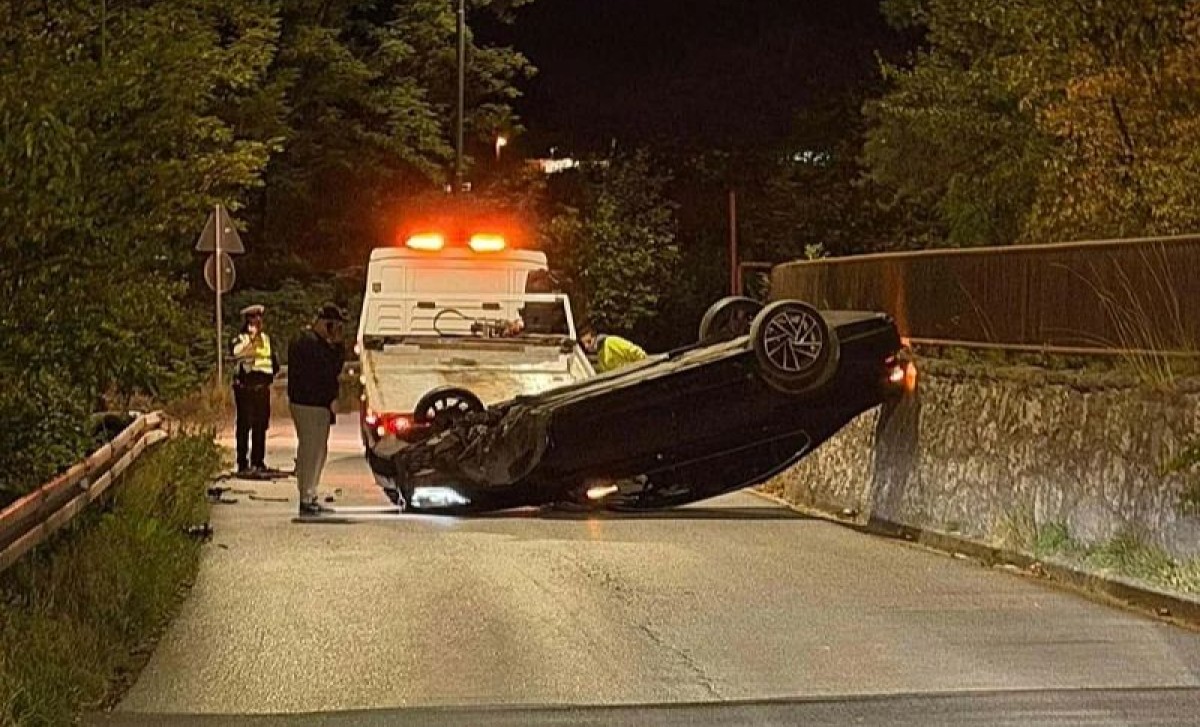 Još jedna nesreća u BiH: Automobil sletio s puta i završio na krovu