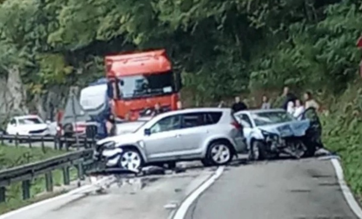 Sudar tri vozila kod HE Bočac: Saobraćaj obustavljen, policija vrši uviđaj