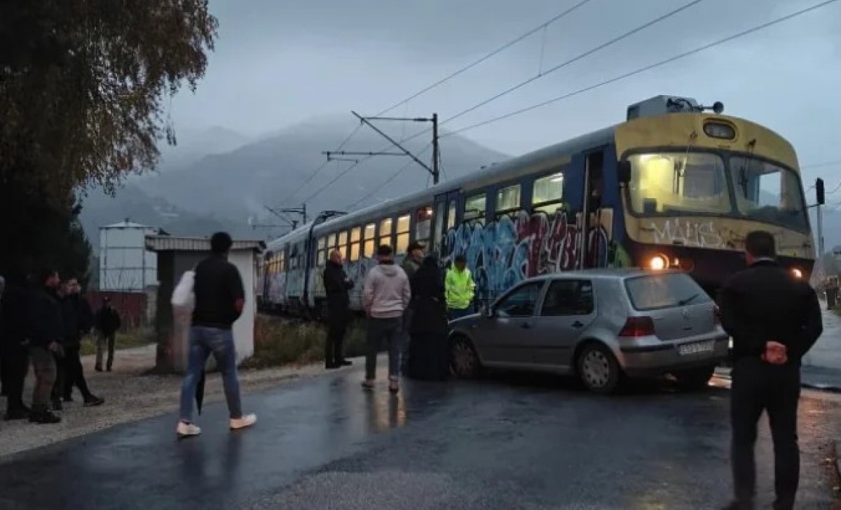 Voz udario u automobil: Teška saobraćajna nesreća u ovom dijelu BiH