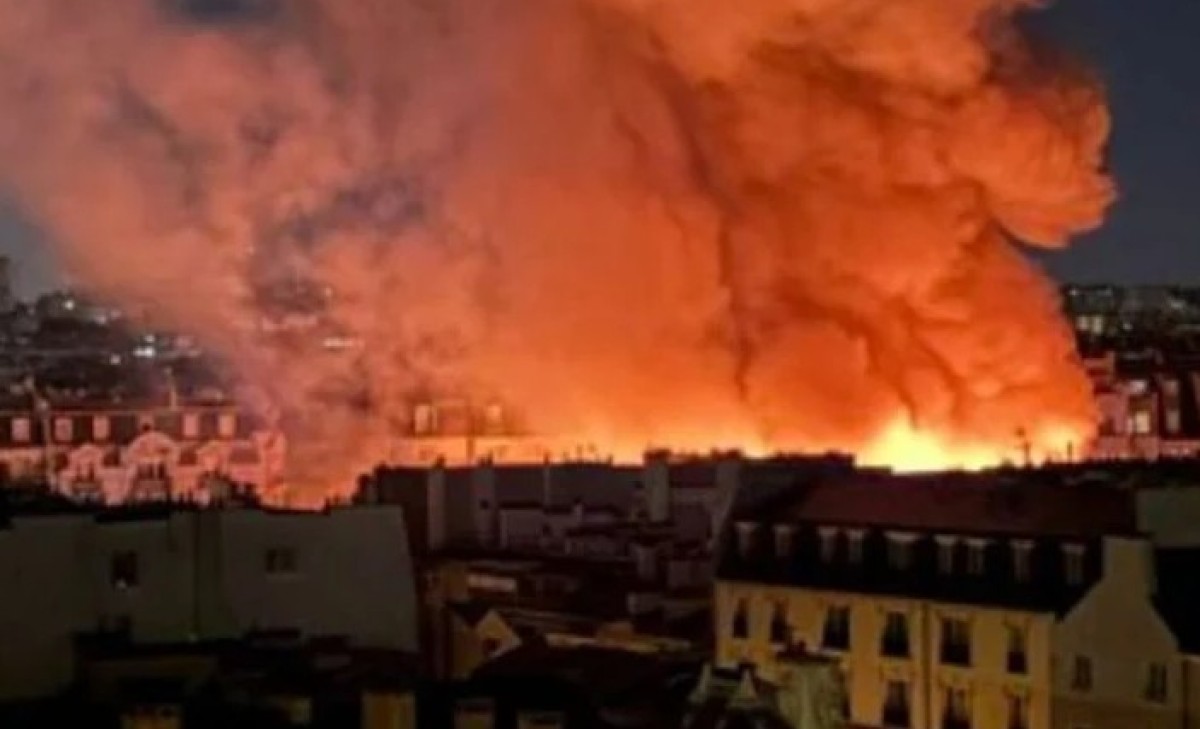 Vatra progutala čuvenu parisku pijacu: Vatra obuzdana, istorijski spomenik potpuno uništen