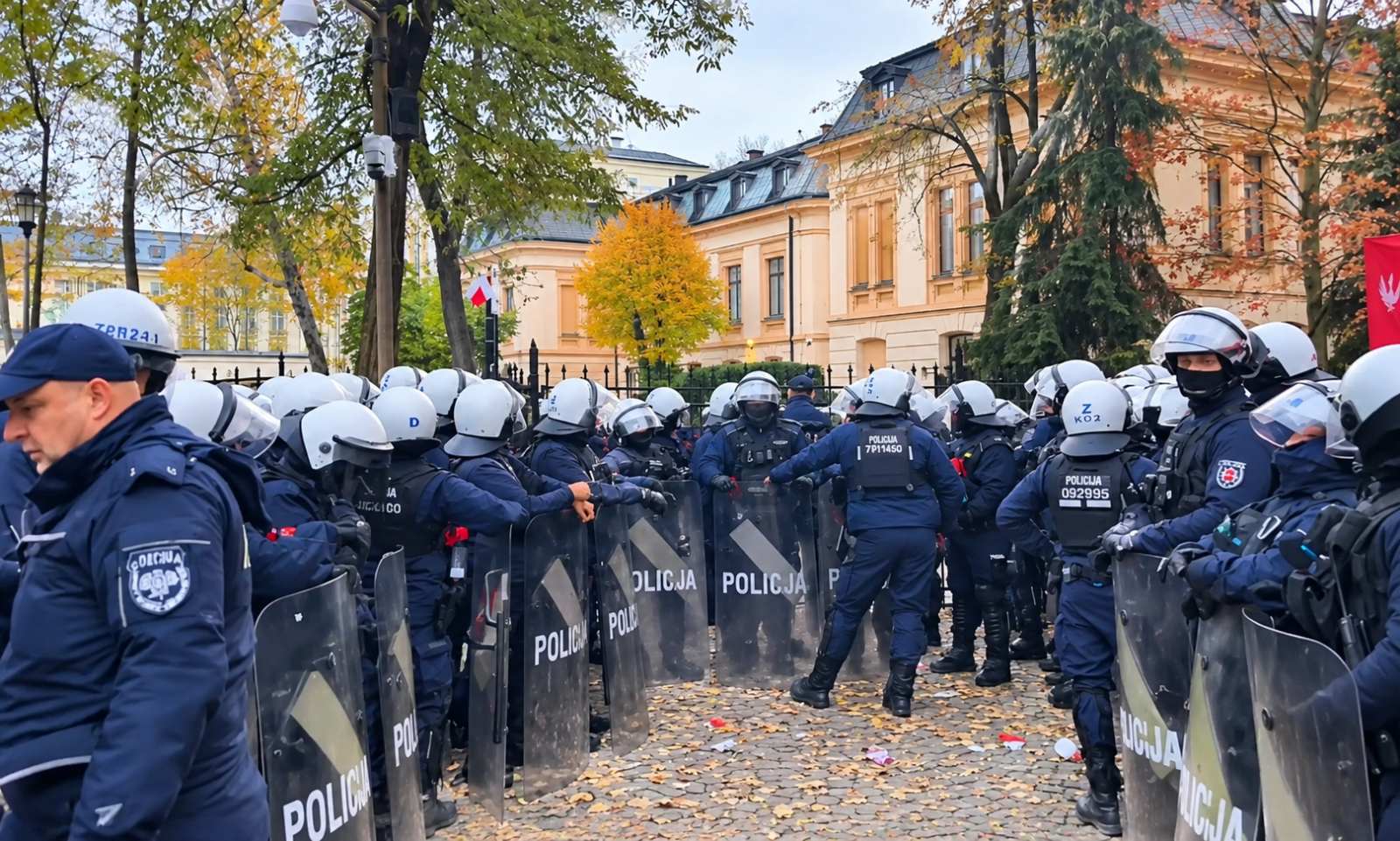 Napeto jutro u Varšavi: Navrocki noć proveo u Ustavnom sudu, policija obezbjeđuje zgradu VIDEO