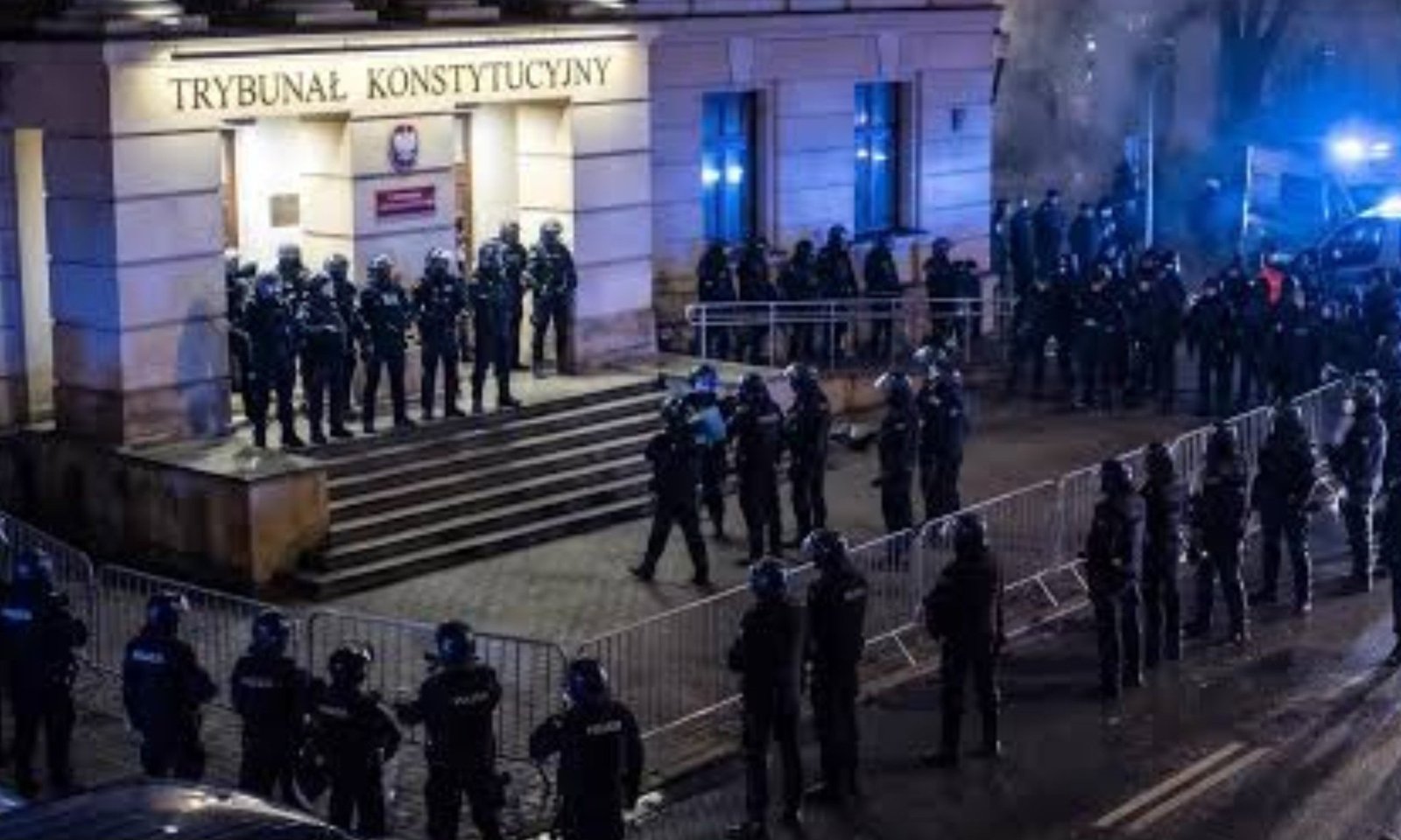 Haos u Varšavi: Policija intervenisala ispred Ustavnog suda, Navrocki se hitno vraća u Poljsku VIDEO
