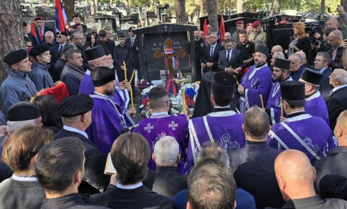 Na groblju porodica, prijatelji i saborci: Pomen povodom 40 dana od smrti Ratka Mladića FOTO
