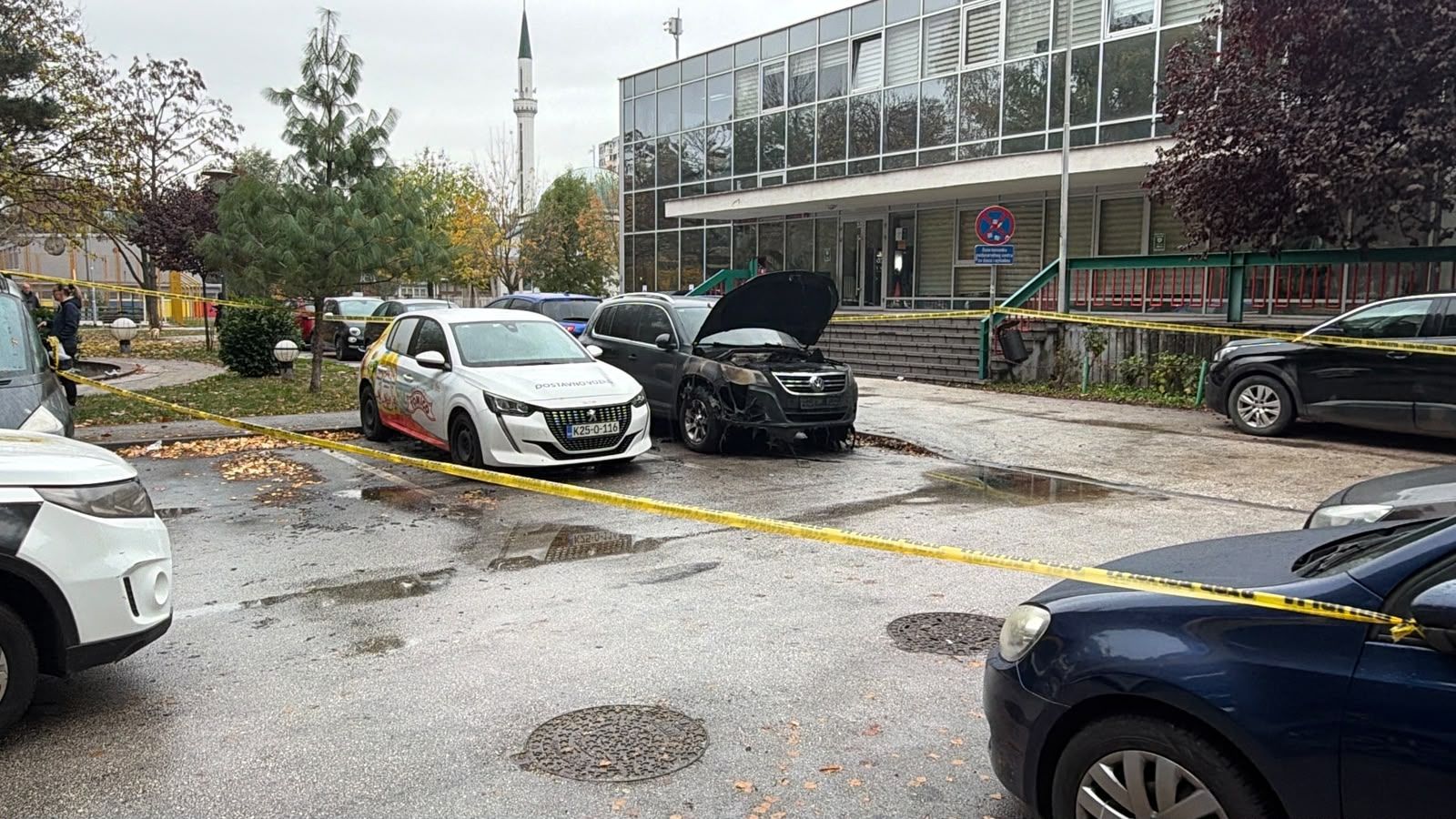Noćna buktinja u Novom Sarajevu: Zapaljeno više automobila, uviđaj u toku