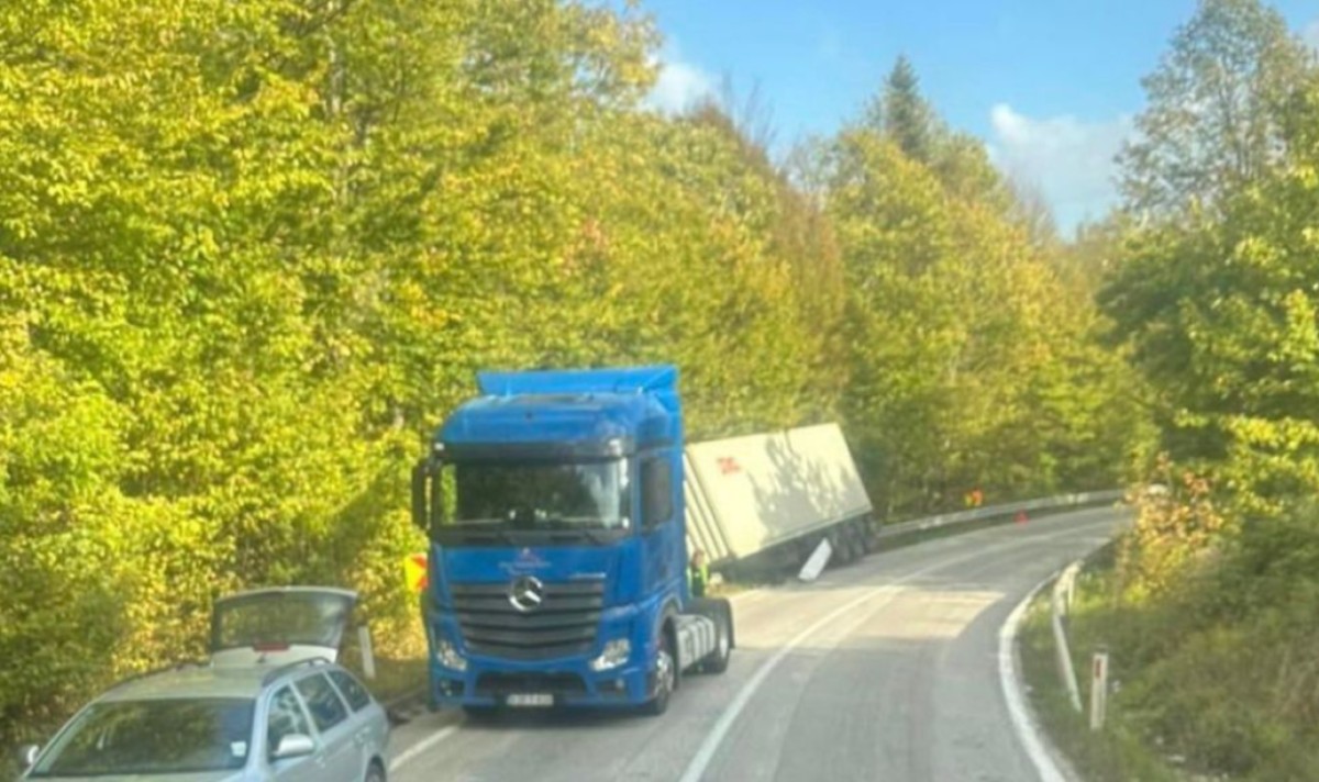 Nezgoda u BiH: Prikolica se otkačila sa kamiona i pala na zaštitnu ogradu ceste