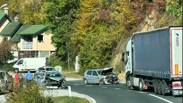 Stravična nesreća u BiH: Dvije osobe prevezene u bolnicu