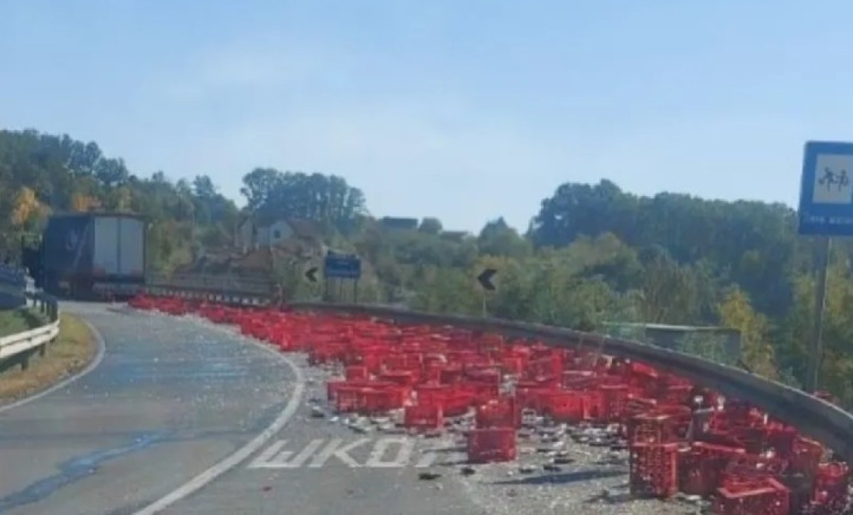 Kakva šteta! Prevrnuo se šleper, više od 500 gajbi piva se rasulo po putu FOTO