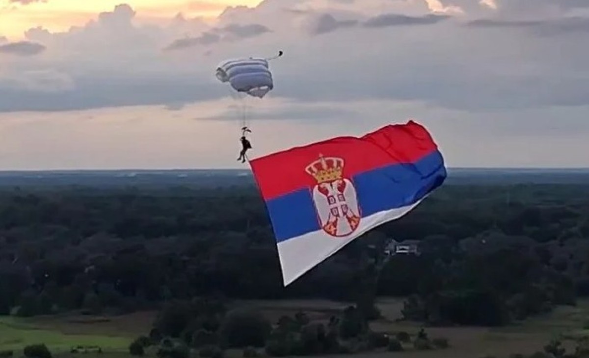 Srpska zastava na nebu iznad Floride: Raširena na 110 kvadratnih metara, od prizora zastaje dah VIDEO