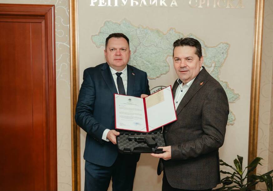 Poklon za predsjednika Parlamenta Srpske: Stevandić dobio pištolj od Budimira FOTO