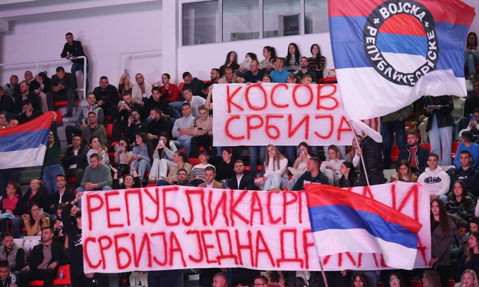 Masovan skup u Istočnom Novom Sarajevu: Srpski generali nisu zločinci, tražimo jasno izjašnjavanje kolega iz Srbije