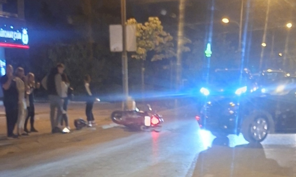 Udes kod marketa “Zoki” u Budžaku: Sudarili se automobil i motocikl