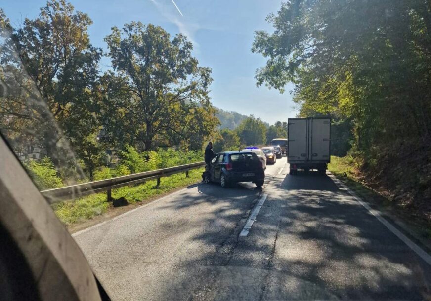 Nezgoda na izlazu iz Banjaluke: Sudar dva automobila u naselju Karanovac