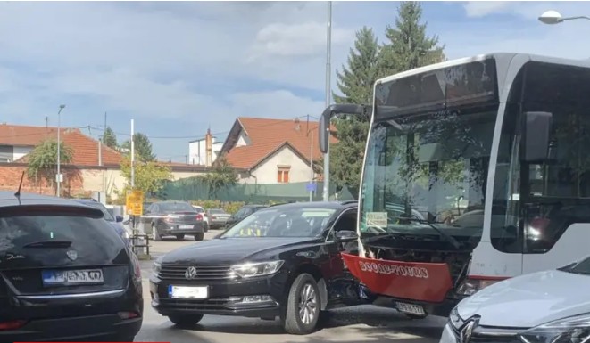 Udes u banjalučkom naselju Rosulje: Sudarili se gradski autobus i automobil