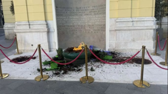 Vandali devastirali prostor Vječne vatre u Sarajevu: Iščupana stabla i ukrasno grmlje