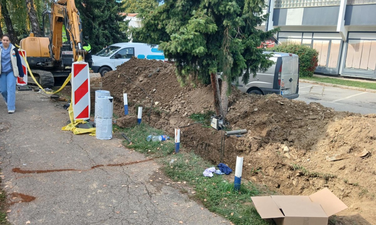 Dani pucanja cijevi u Banjaluci: ​Kopa se i ispred dvorane Obilićevo FOTO
