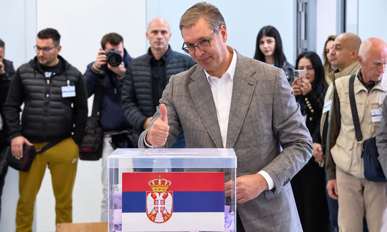Malo duže čekao u redu: Aleksandar Vučić glasao sa suprugom Tamarom VIDEO