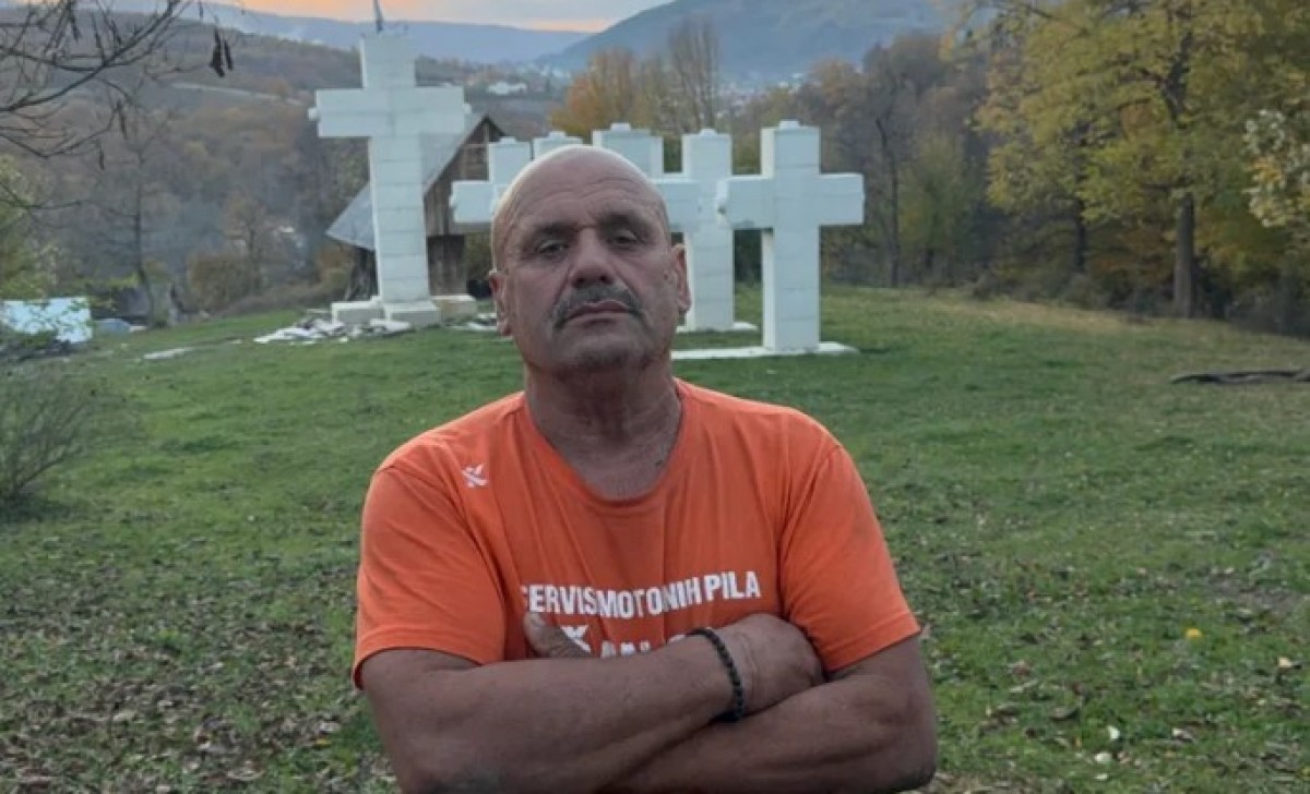 Zmaj od Šipova na imanju napravio grobnice: U dvorištu digao sedam krstova od nekoliko metara
