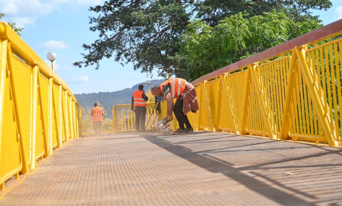 Bezbjedniji i uređeniji prelaz za pješake: U toku sanacija žute pasarele u Banjaluci FOTO